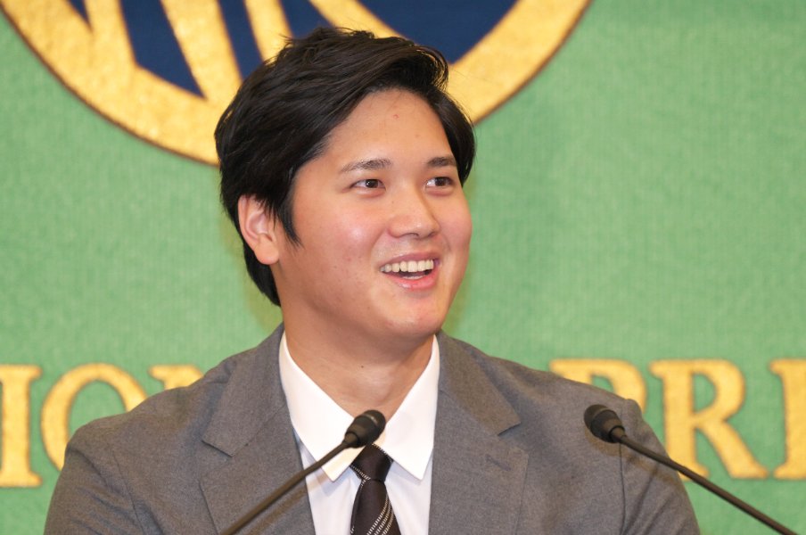 国民栄誉賞に紅白審査員…政権も何もかもが乗っかりたがった“大谷翔平のMVP” 「大谷翔平美容」「ハリツヤ大谷肌」って何?<Number Web> photograph by Hideki Sugiyama