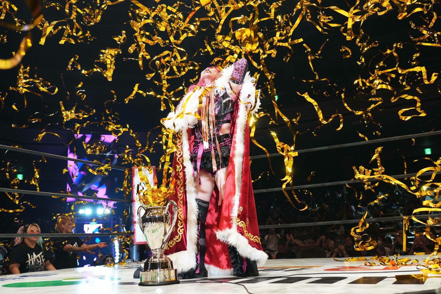 5★STAR GPに優勝して金テープを浴びる吏南。8月23日、両国国技館 ©Essei Hara