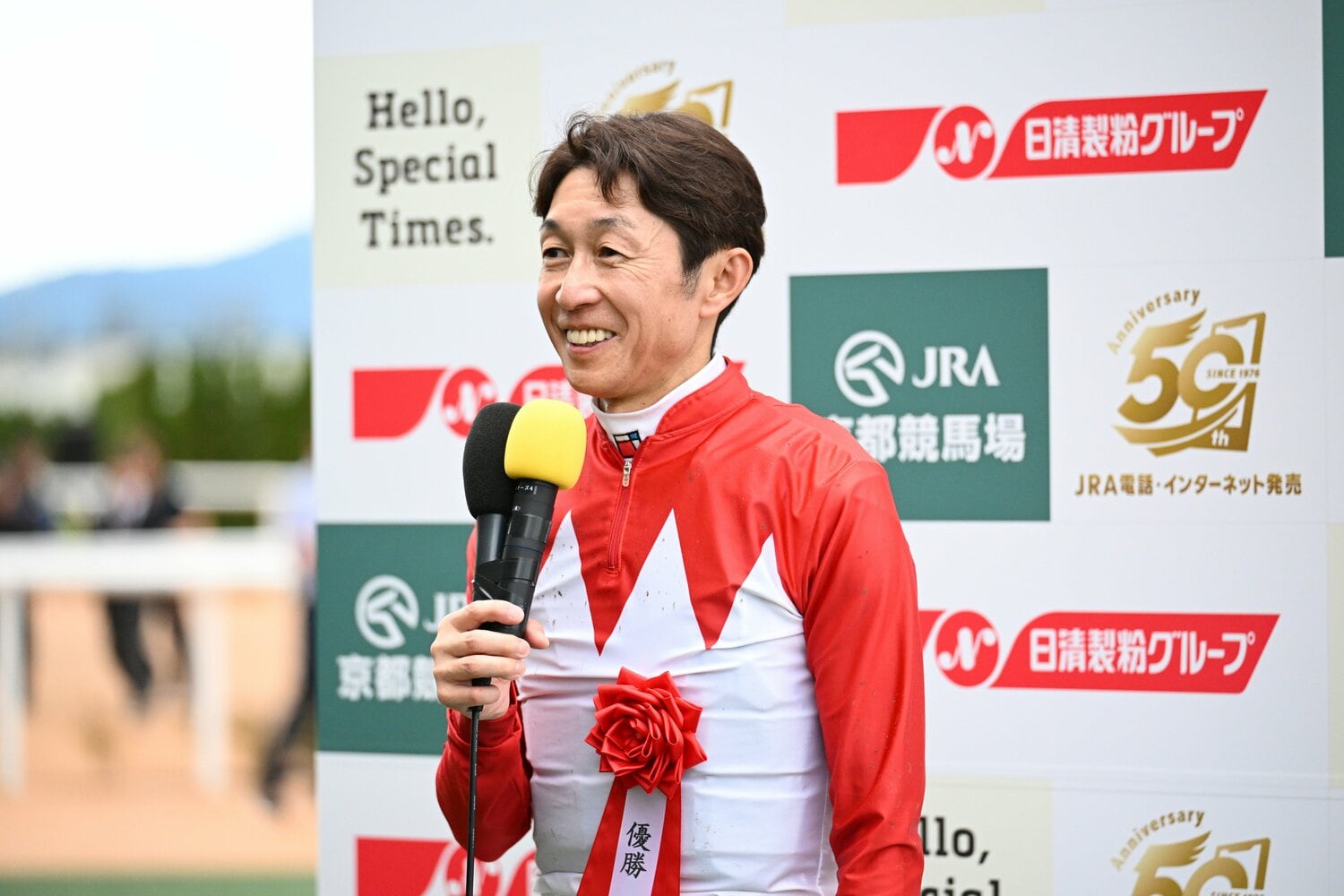 勝利ジョッキーインタビューで笑顔を見せる武豊 ©Keiji Ishikawa