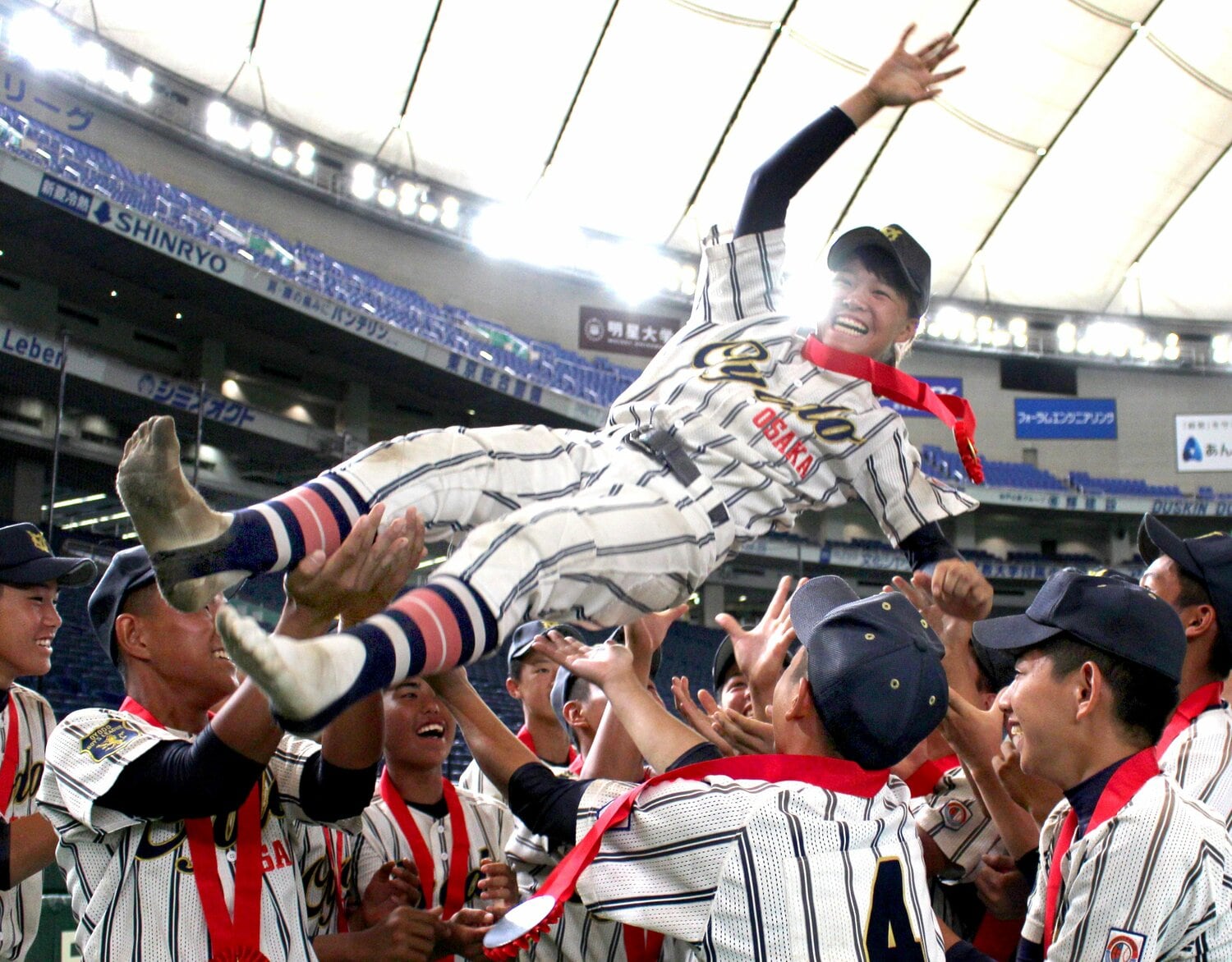 大淀ボーイズのエースとして「ジャイアンツカップ」で優勝し、ナインに胴上げされる島野　©️SPORTS HOCHI /AFLO