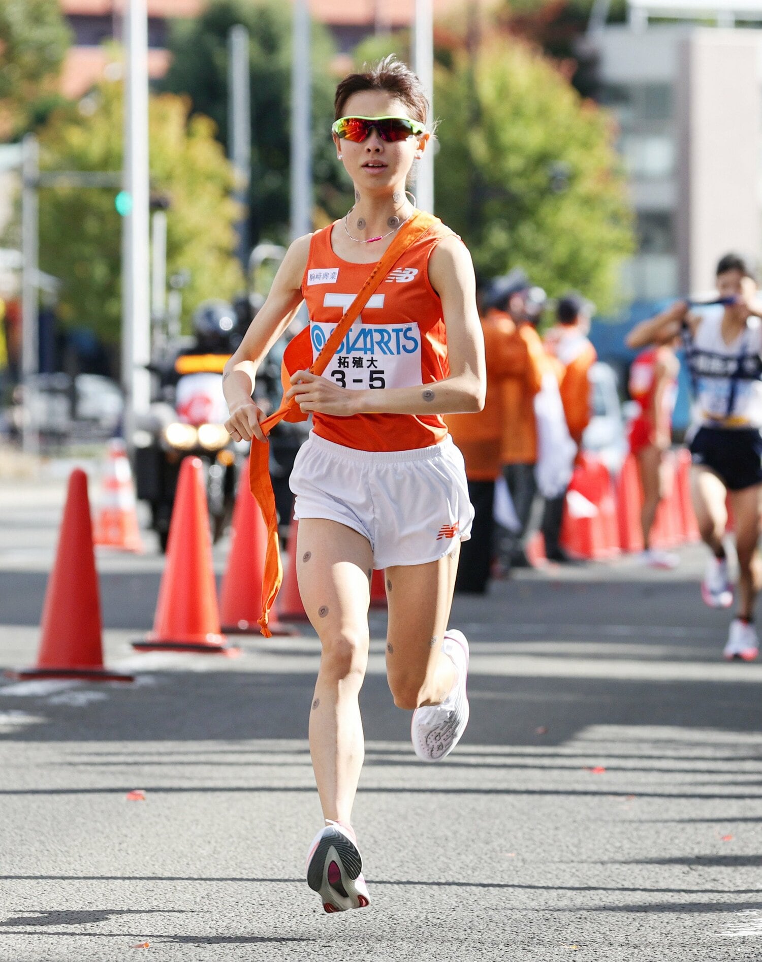 中継所から駆け出す不破。右手奥に見えるのは関西大学の飯島果琳(3年) ©JIJI PRESS