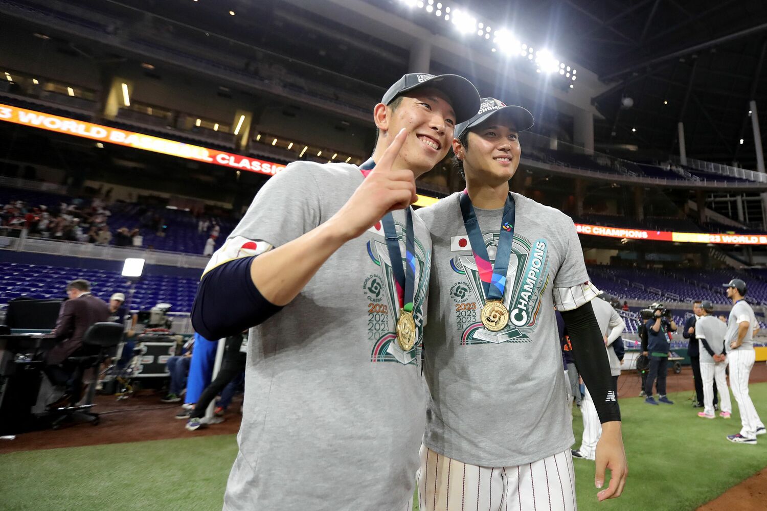 優勝セレモニーでの大谷翔平と戸郷翔征（22歳）　©JIJI PRESS