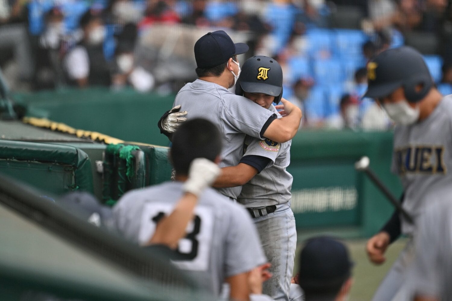 須江監督と岩崎の“ハグ”　©Hideki Sugiyama