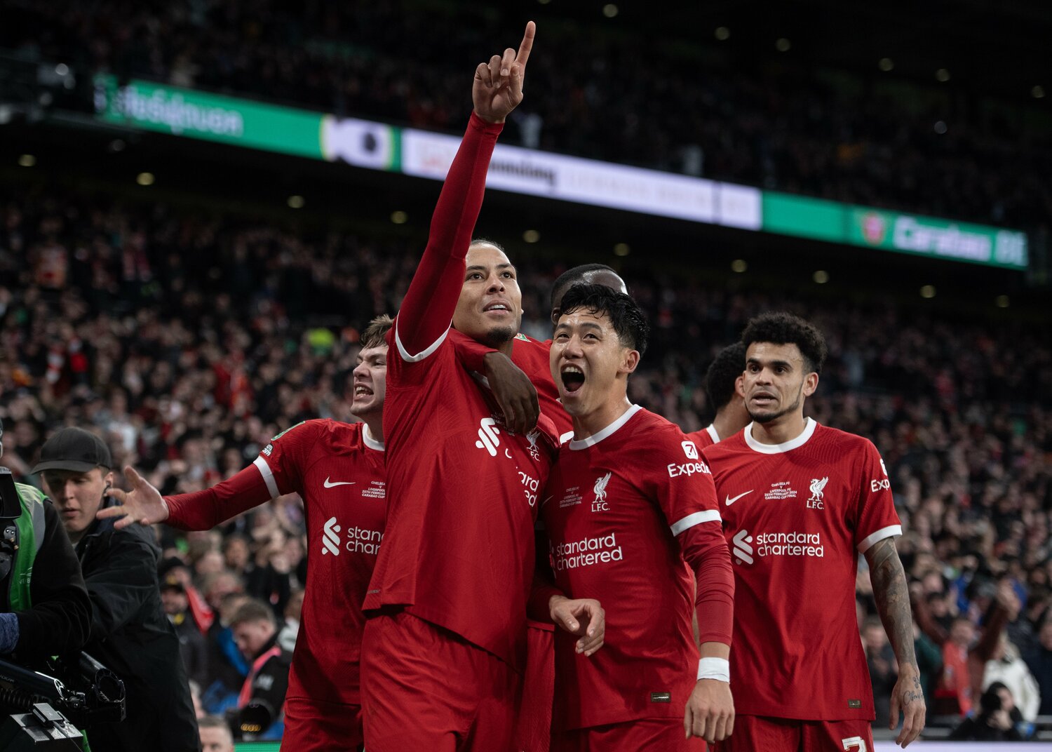 カラバオカップを制し、ファンダイク （左）らと喜ぶ遠藤　©︎Getty Images