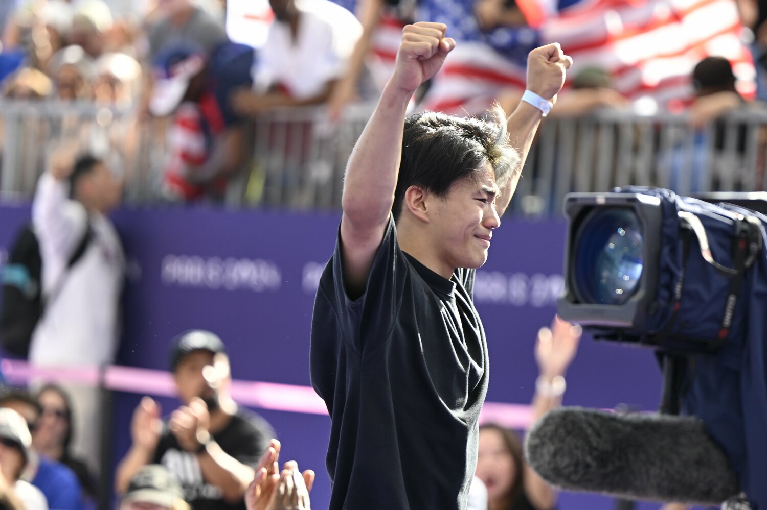 両手を突き上げ、ステージを去る。スタンドから大きな拍手が起こった　©Asami Enomoto／JMPA