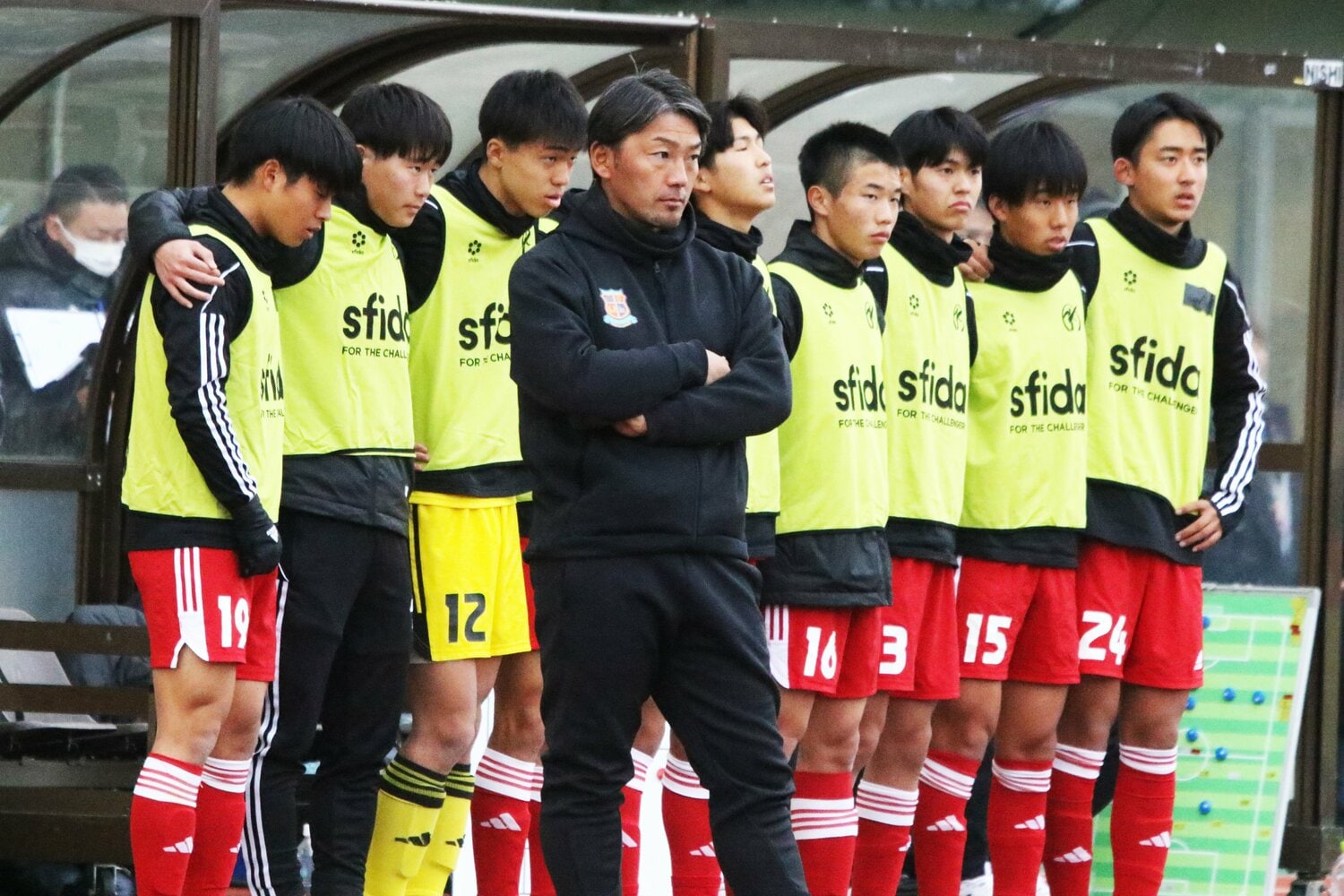岡山学芸館戦でPKの行方を見守る大久保ヘッドコーチ　©︎Takahito Ando