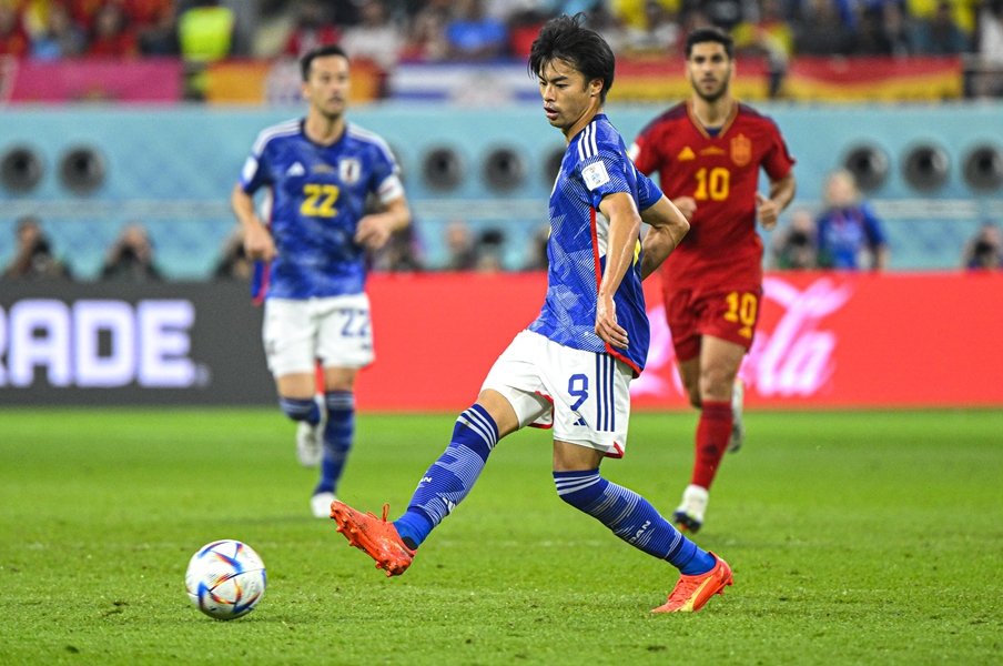 スペイン戦の三笘　©Takuya Sugiyama/JMPA