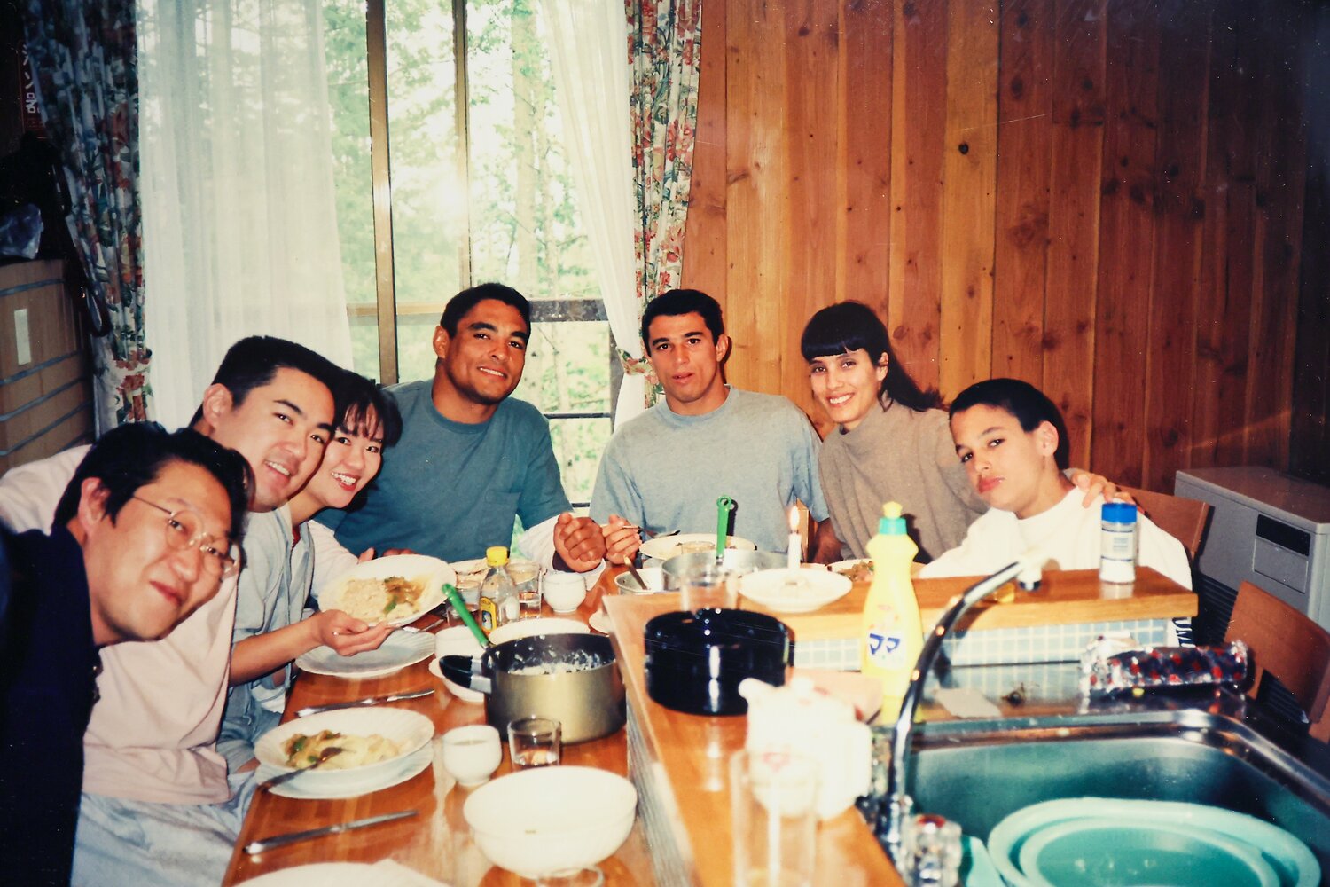 手料理をふるまうヒクソン。筆者は写真左端（写真提供：中村頼永氏）