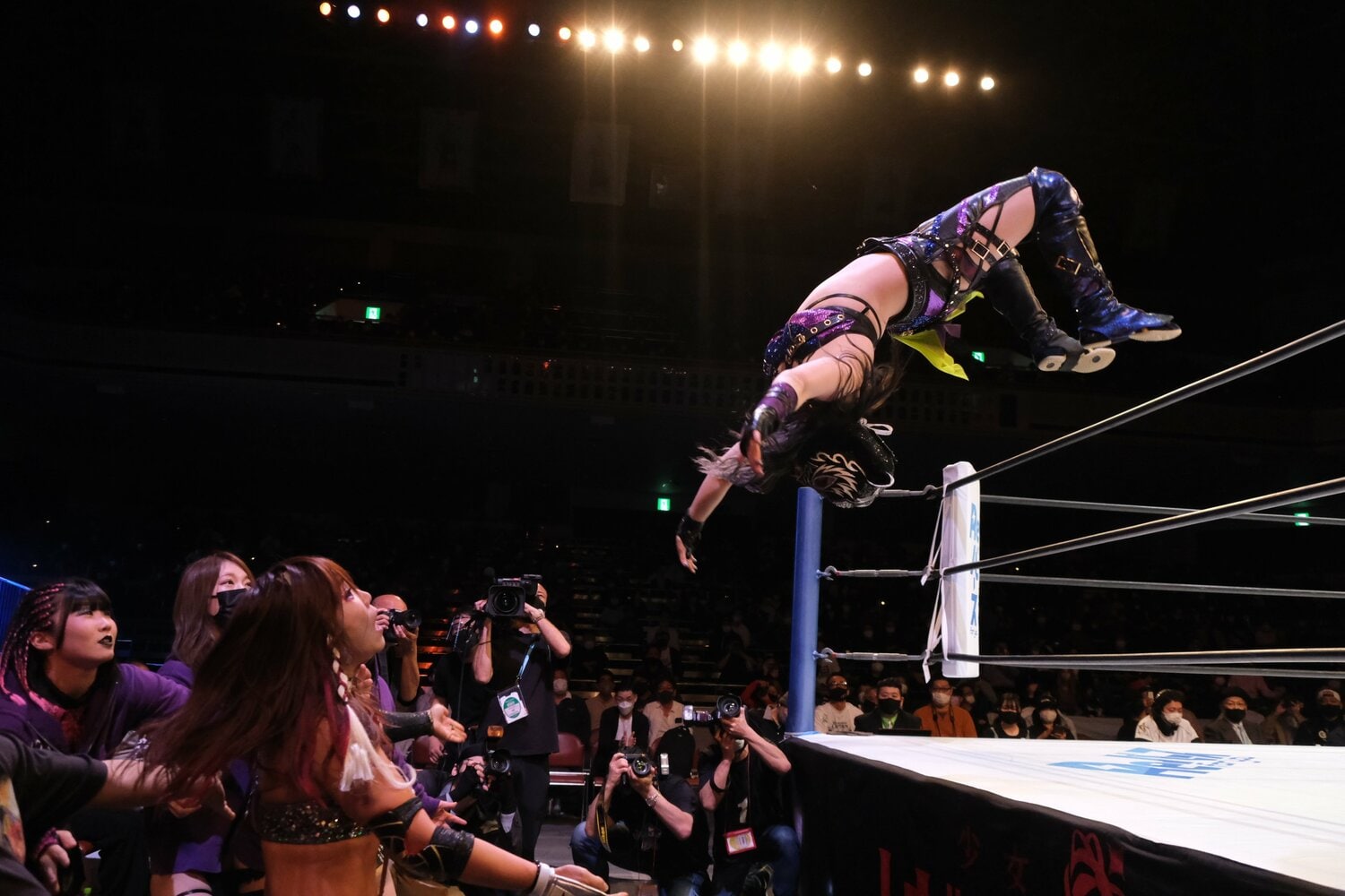 キッドはラ・ケブラーダなどの大技でKAIRIを追い込んだ