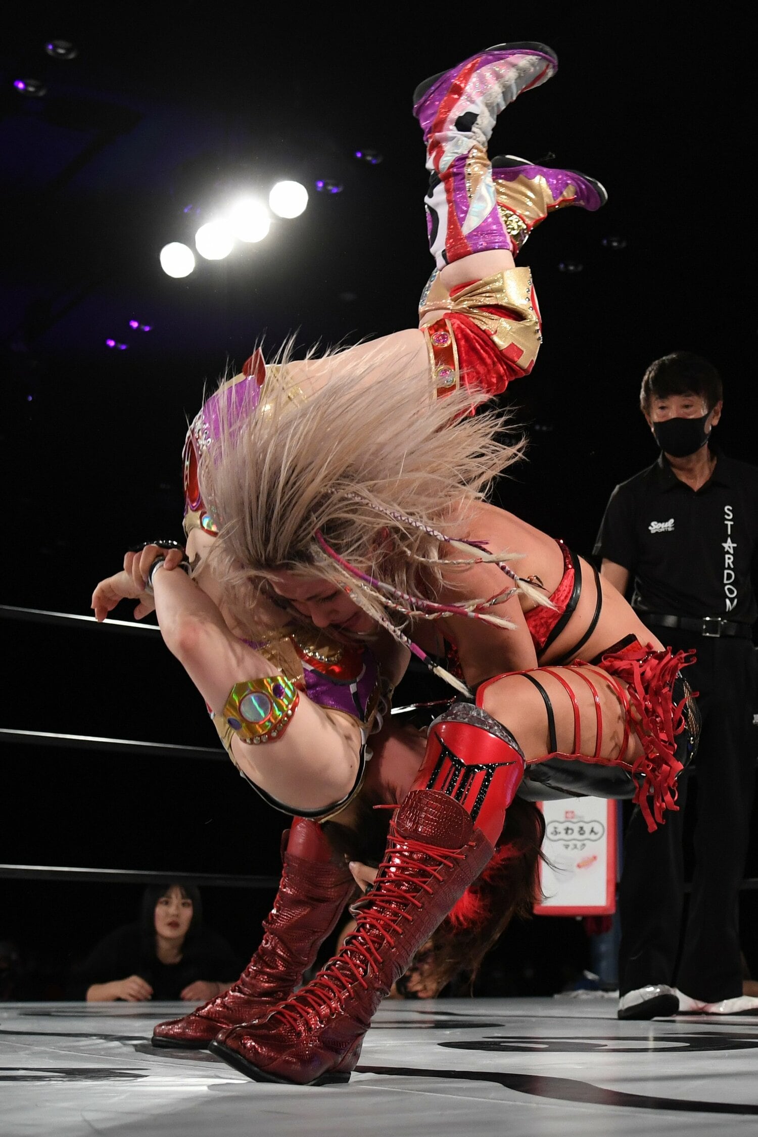 ジュリアのグロリアスドライバーを食らうも、3カウントは許さなかった