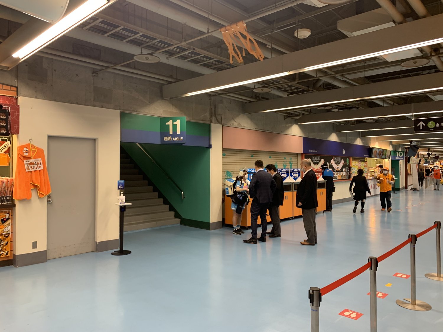 アルコール類は通路付近にいる売り子のもとまで買いに行くスタイルに