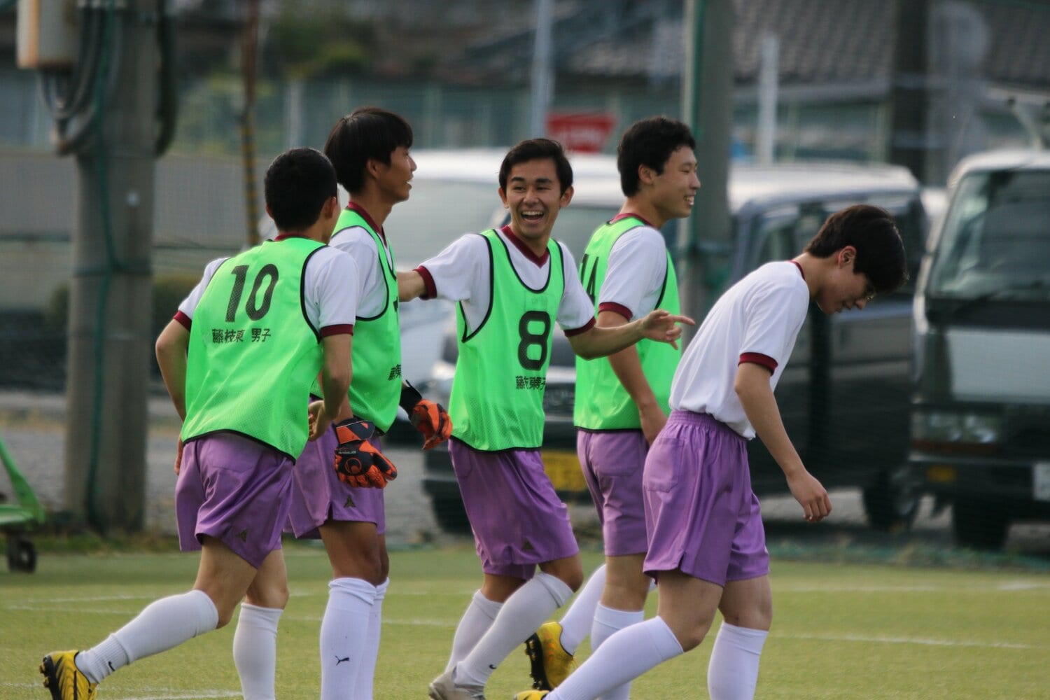 藤枝東が サッカーの街 の象徴になった理由 不織布マスクも看板もぜんぶ藤色 体育の授業では全員スパイク着用 3 4 高校サッカー Number Web ナンバー