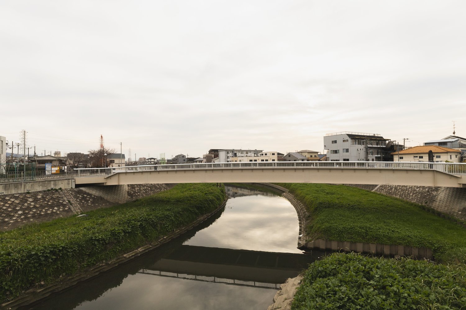 駅前で流れる方向が90度変わっていた。街はとてものどかな雰囲気だ
