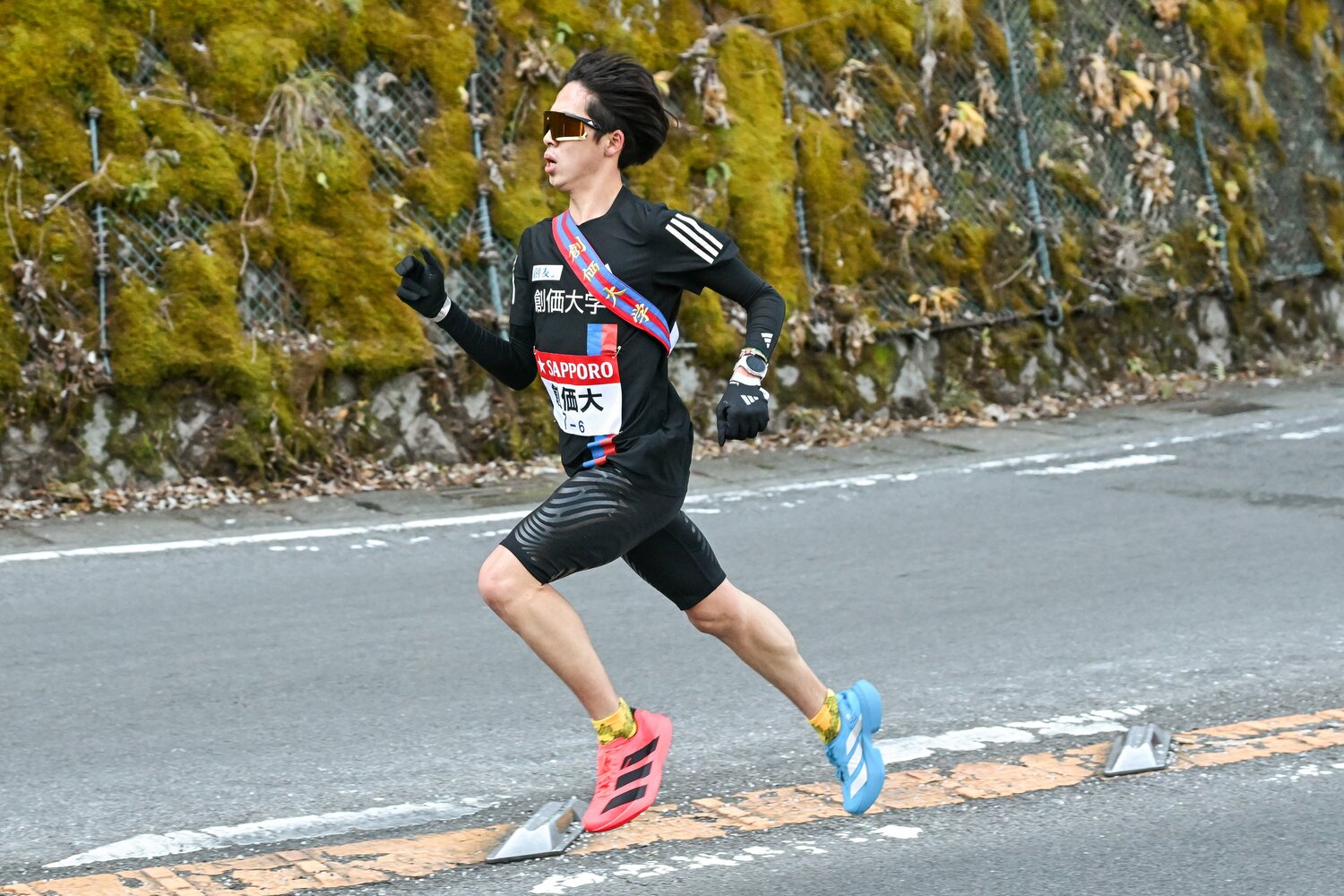 『ADIZERO ADIOS PRO 4』を履いた創価大・小池は左右を色分けして大学のチームカラーに合わせたことも話題に　©Nanae Suzuki