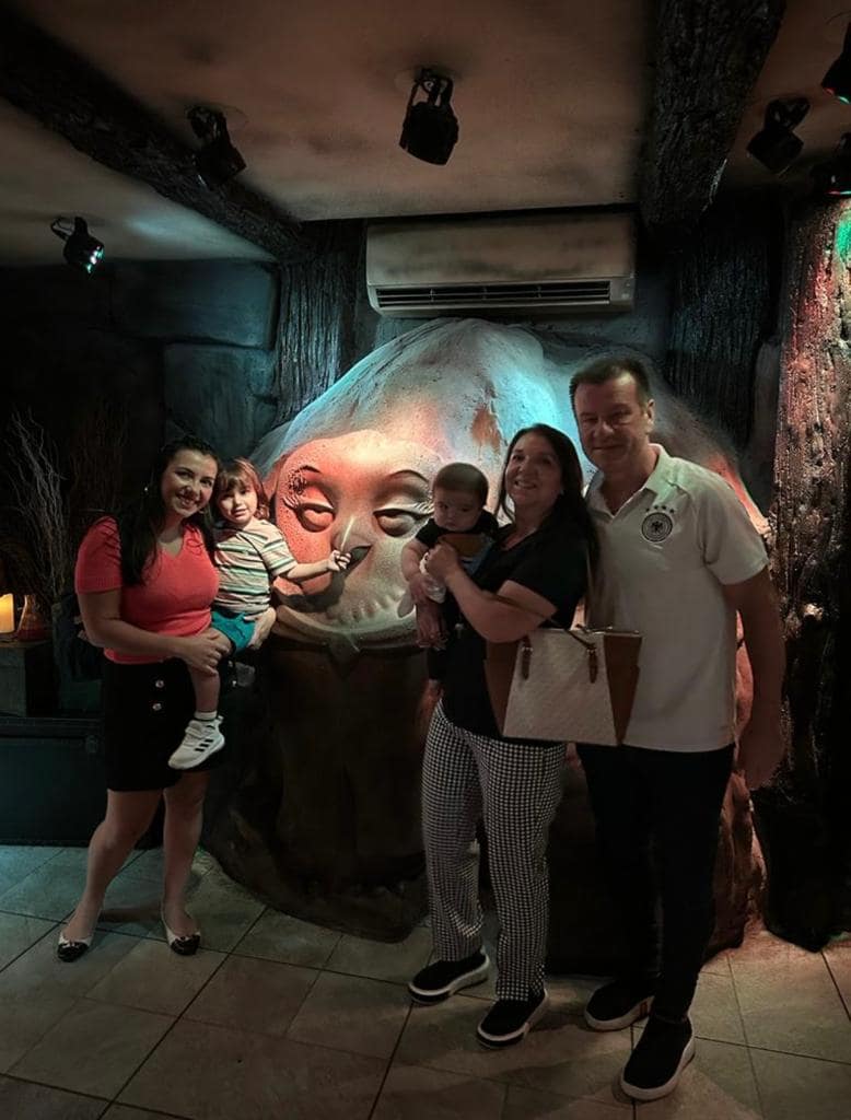 娘2人と孫2人（8歳と8カ月）と共に　※本人提供