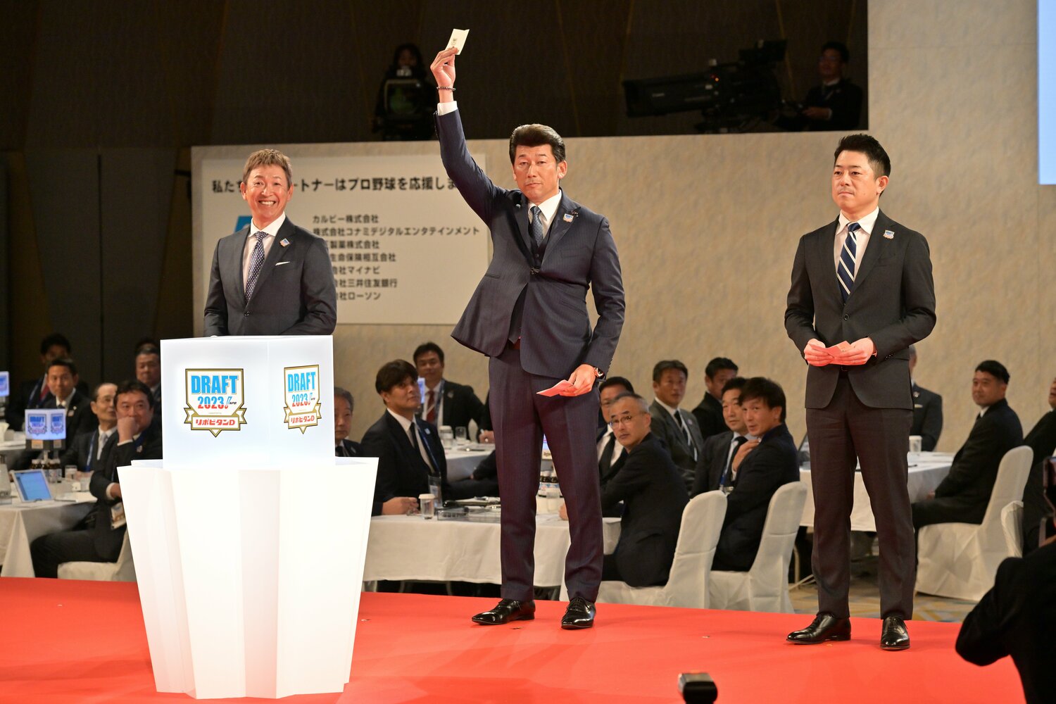 DeNA三浦大輔監督が度会隆輝の交渉権を引き当てた瞬間　©Hideki Sugiyama