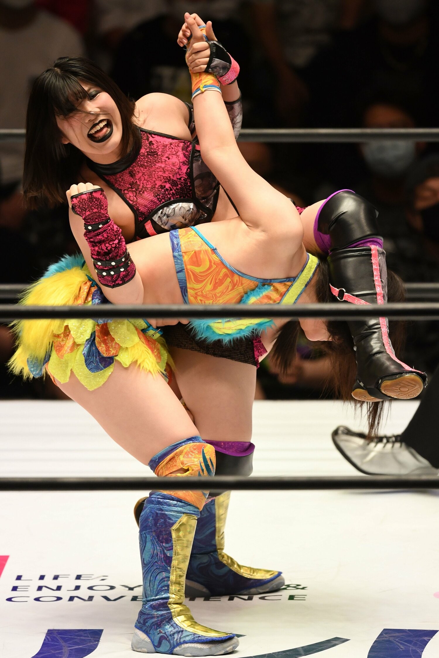 吏南の卍固め　©Masashi Hara