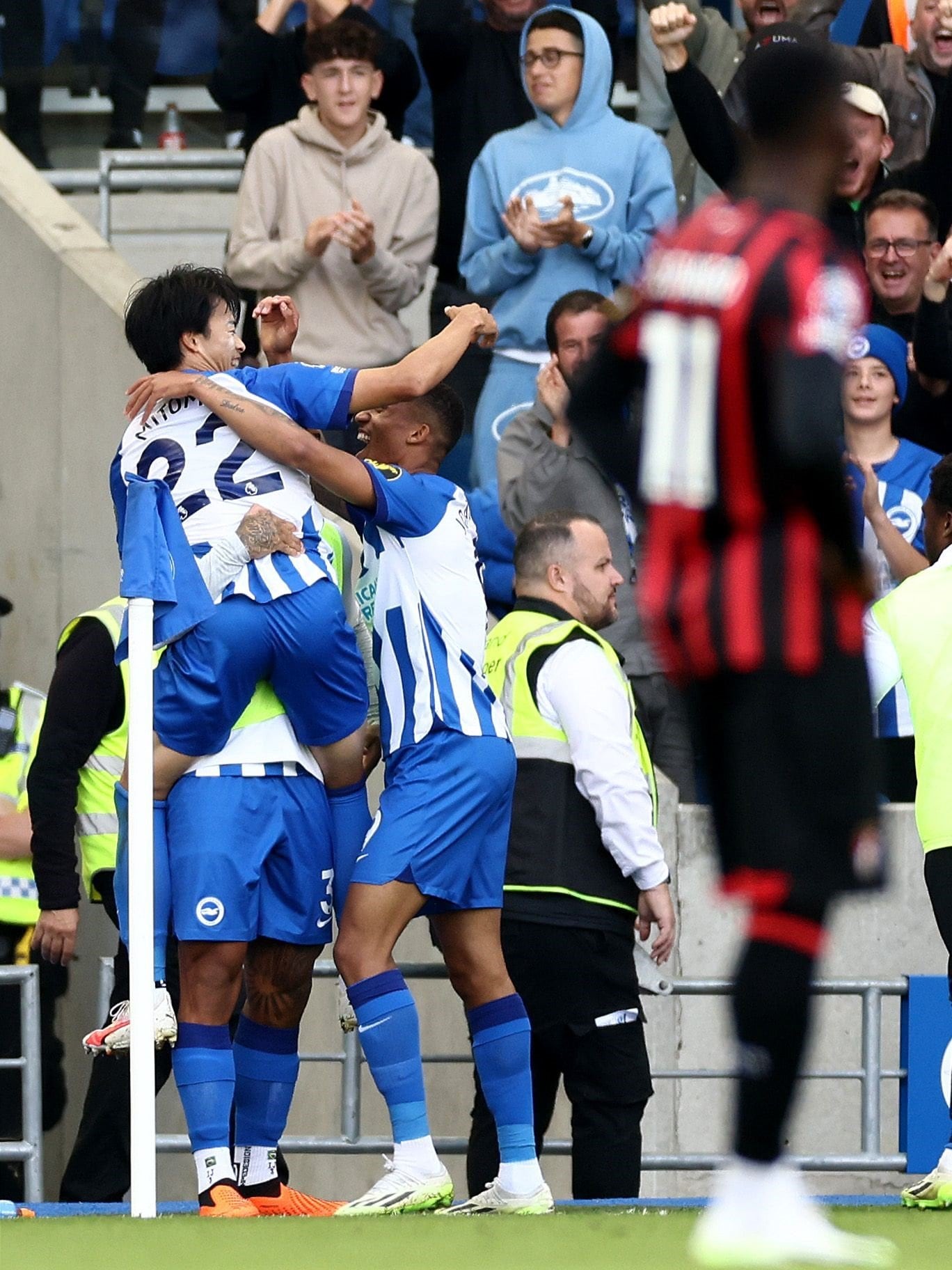 後半32分、三笘の2ゴール目【2枚目／全2枚】。ゴール直後、アップ中のDFイゴールに飛びついたが「（特別な理由は）なんもないっすよ」という　©AFLO