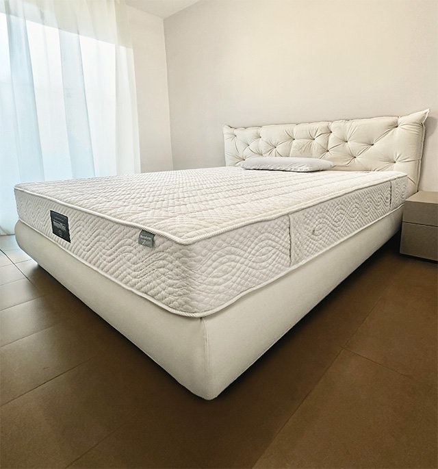 ペルージャにある自宅の寝室では、マニフレックスのマットレスを愛用。睡眠の質を高めるため、妨げとなるようなものは一切置かず、携帯電話も持ち込まないようにしている　