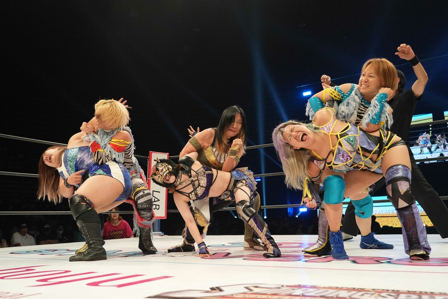 余裕のコブラツイスト攻撃を見せるレジェンドたち