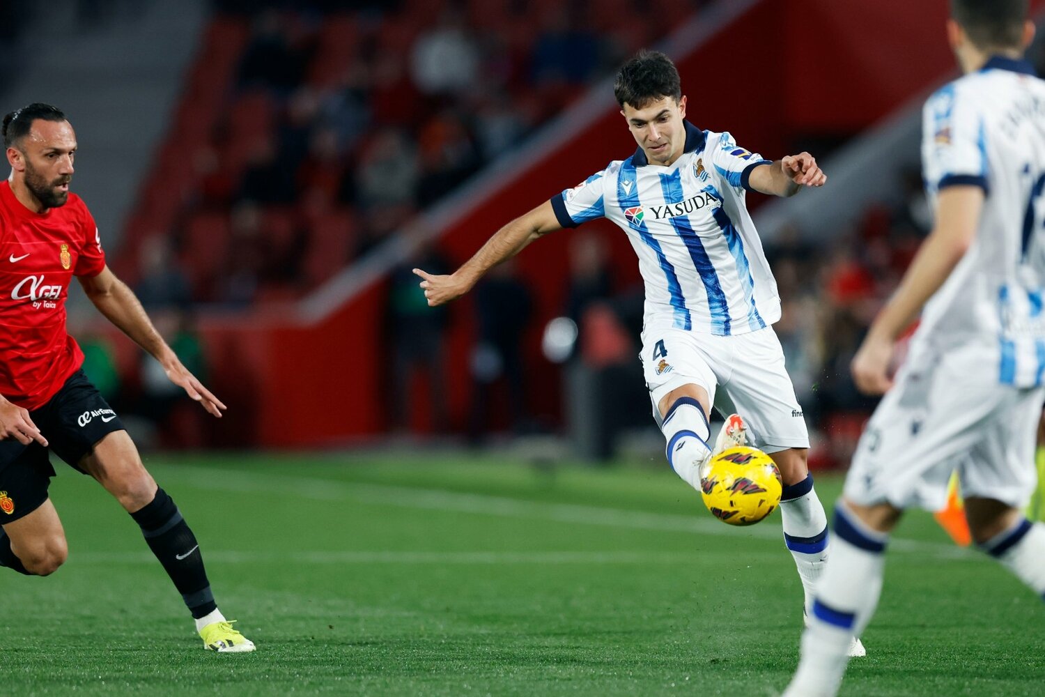 ラ・レアルの中盤センターを司るスビメンディ