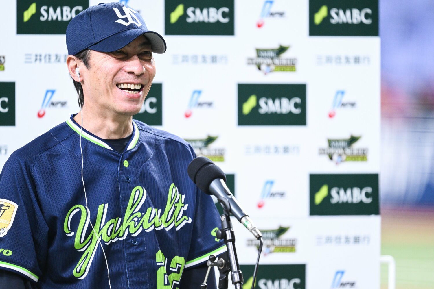 序盤のシリーズ3戦を2勝1分で終え、笑顔のヤクルト高津監督　©︎Nanae Suzuki
