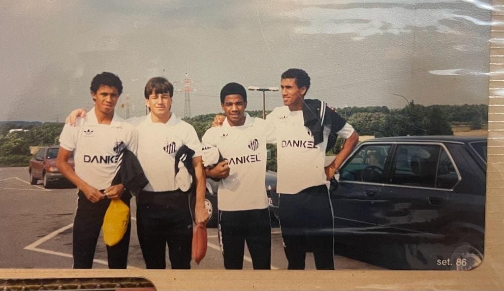 サントスの若手時代。左から2人目がドゥンガ、その隣がサンパイオ　※本人提供
