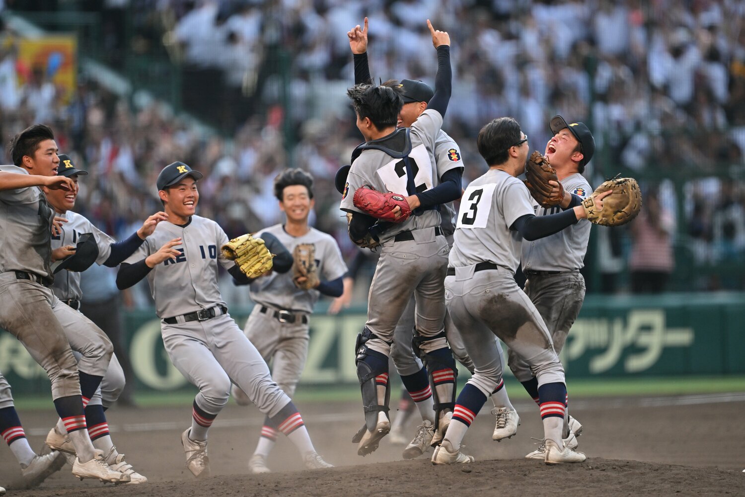 107年ぶりの夏優勝を決めた慶応。仙台育英・須江監督はその瞬間を拍手で称えたそうだ　©Hideki Sugiyama