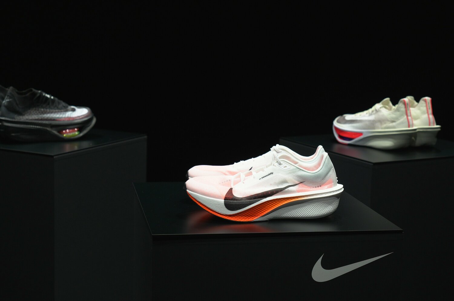 手前が「SwooshFly」、右奥が「Alphafly4」　©︎NIKE