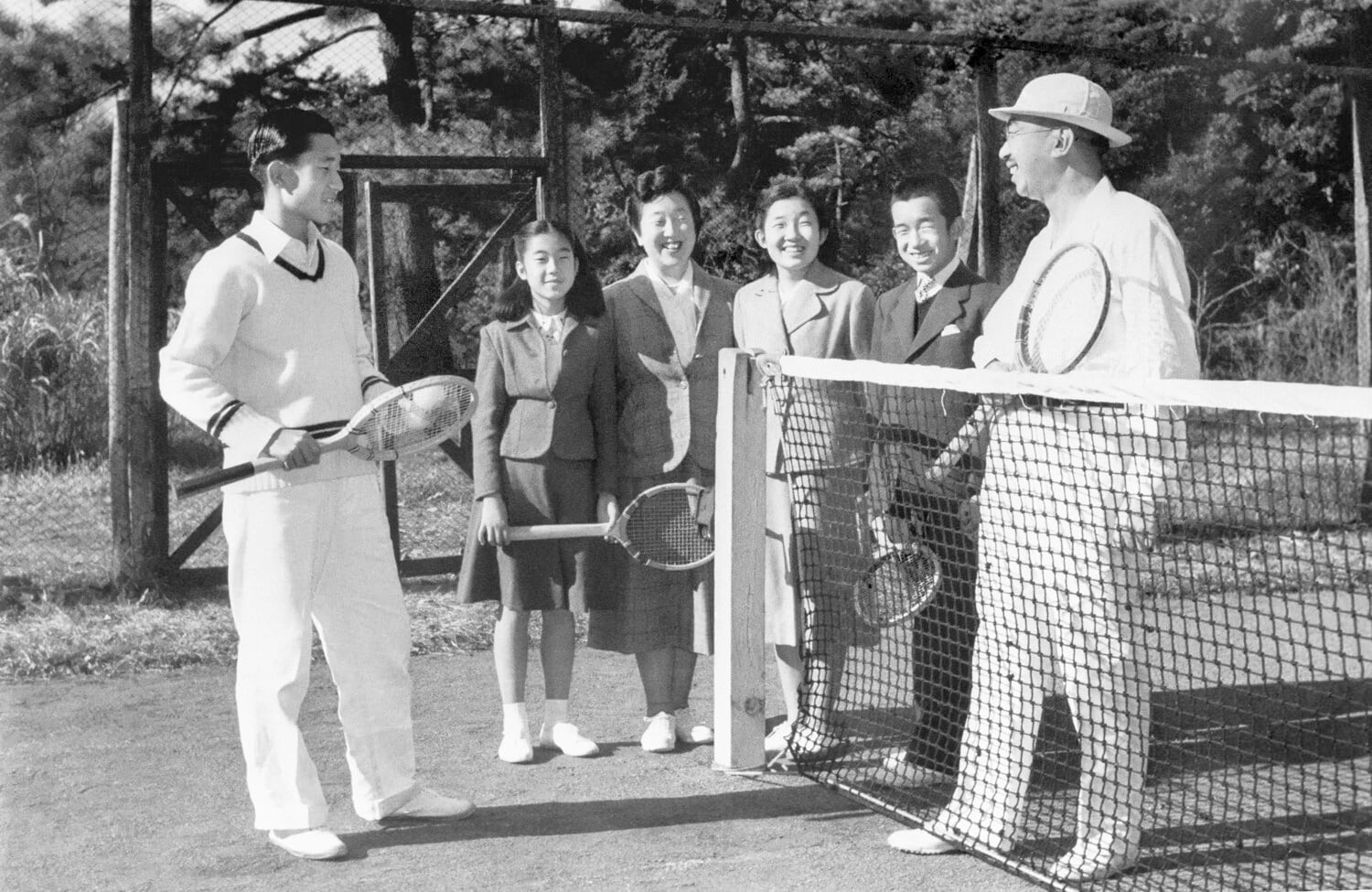 テニスを楽しまれる昭和天皇ご一家 ©JIJI PRESS