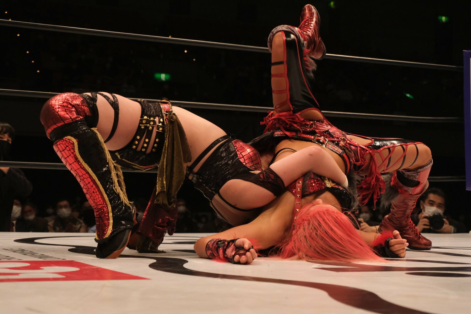 そのままホールドまで持っていったすず。2人の信頼関係が生みだした、激しく、映える一戦だった