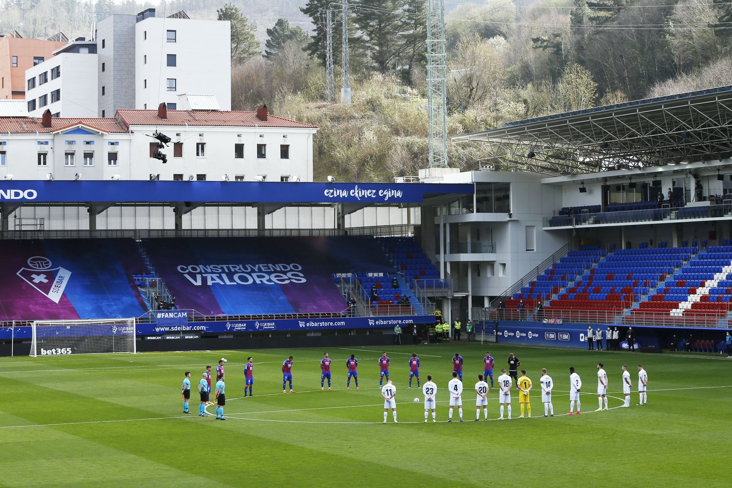 キックオフ前、前日に亡くなったエイバルGKドゥミトロビッチの親への追悼が©Daisuke Nakashima