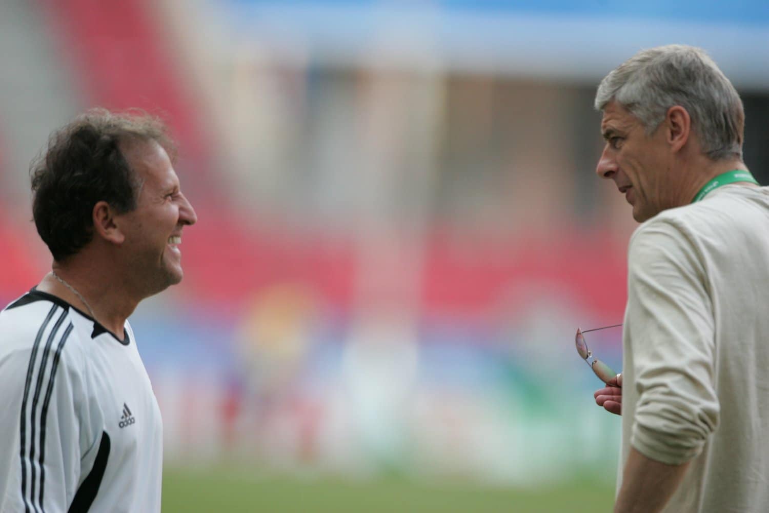 2005年コンフェデレーションズカップの日本代表練習にて。ジーコと話すベンゲル ©Naoya Sanuki
