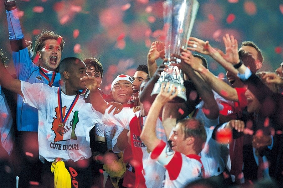 2002年5月8日、フェイエノールトの本拠地デ・カイプでUEFAカップ制覇。小野はハチマチ姿でセレモニーに出席した　©Naoya Sanuki