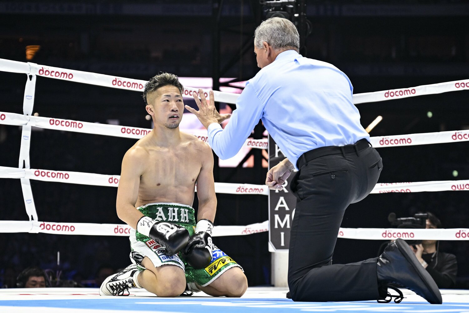 1Rで石田匠のジャブをカウンターで受け、ダウンを喫した井上拓真　©︎Hiroaki Yamaguchi