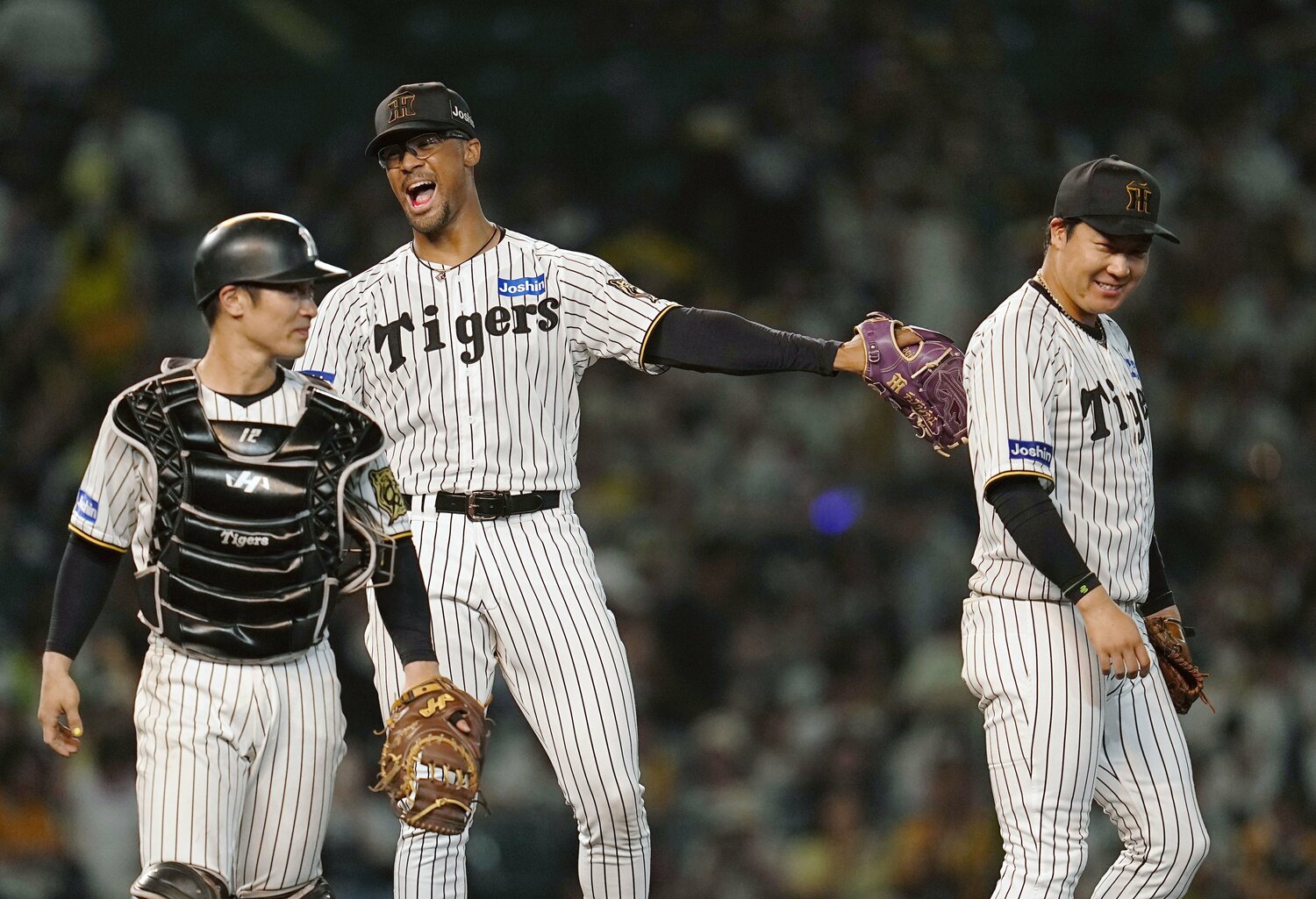 「応援歌が特にお気に入り」という大山（右）と、女房役の坂本（左）　©KYODO