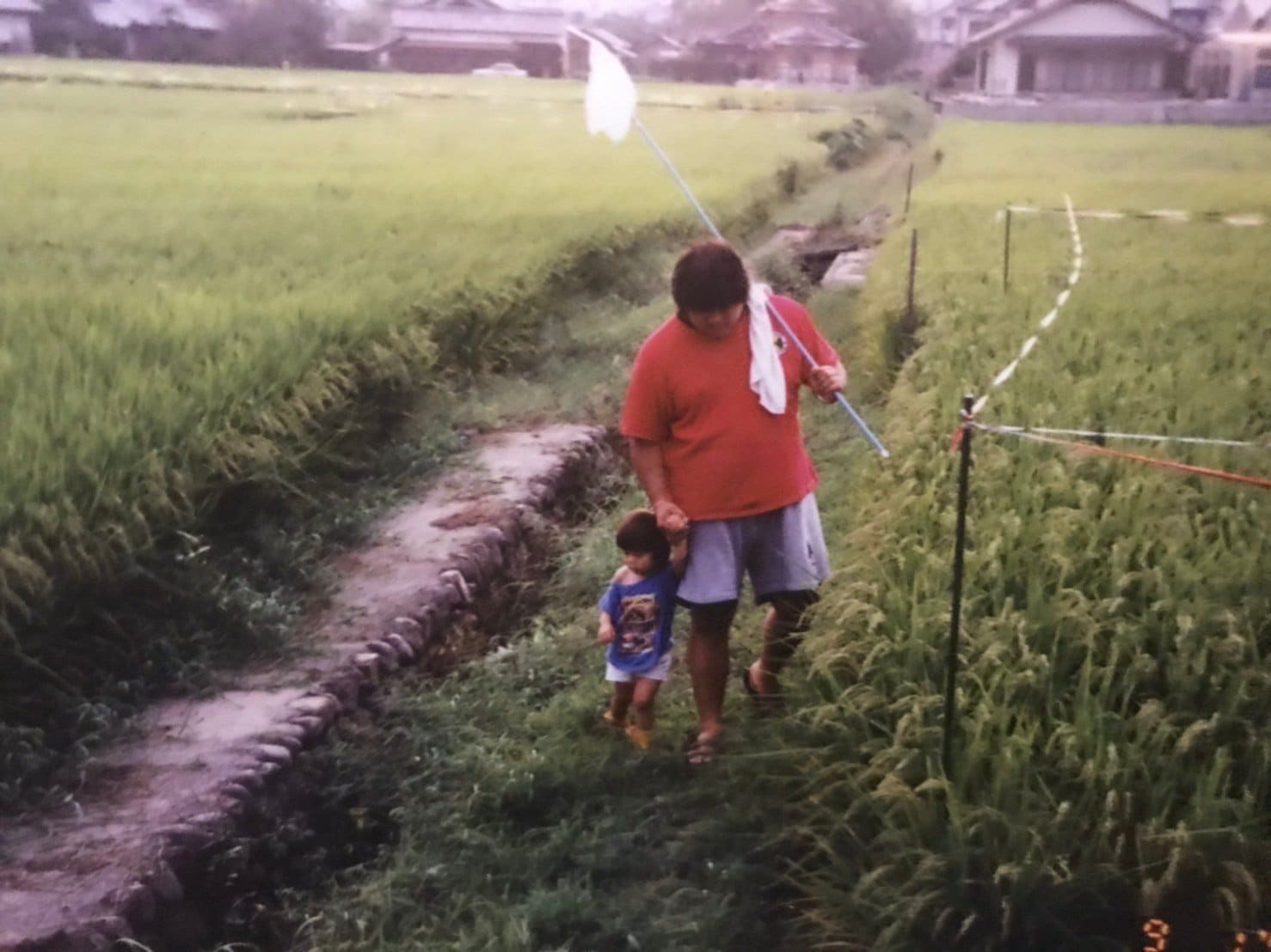 幼い大地と父・橋本真也 ©本人提供