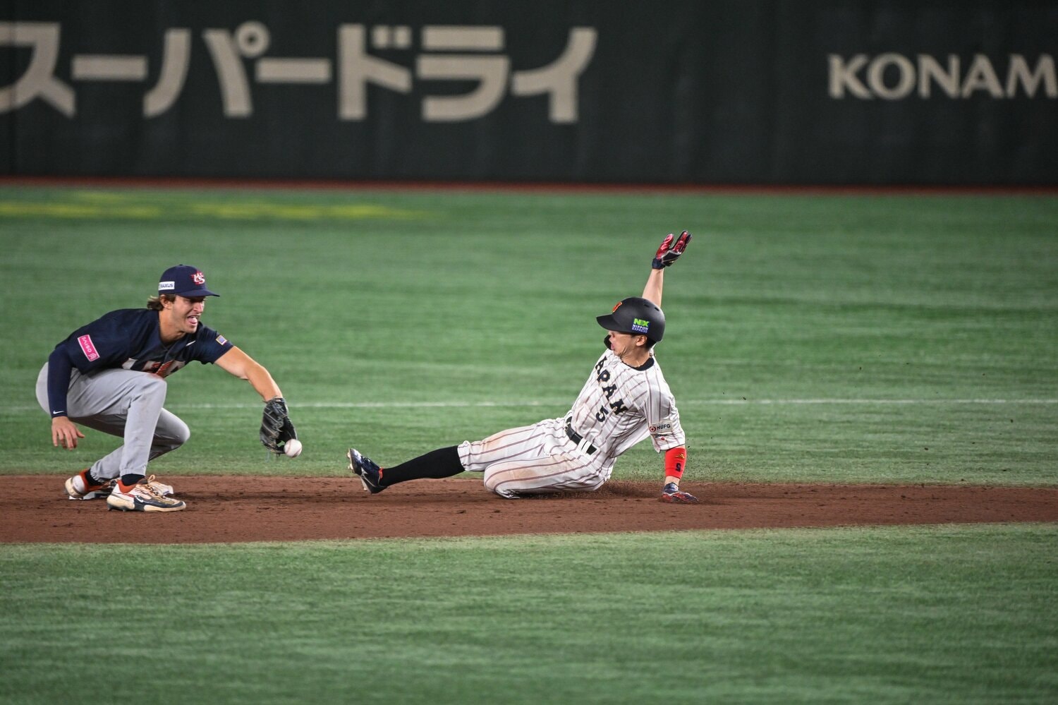 プレミア12米国戦の8回、盗塁を決める五十幡　©Nanae Suzuki