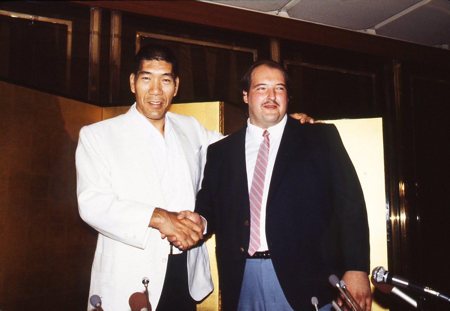 1986年に全日本プロレスに入団したテンタ（右）とジャイアント馬場