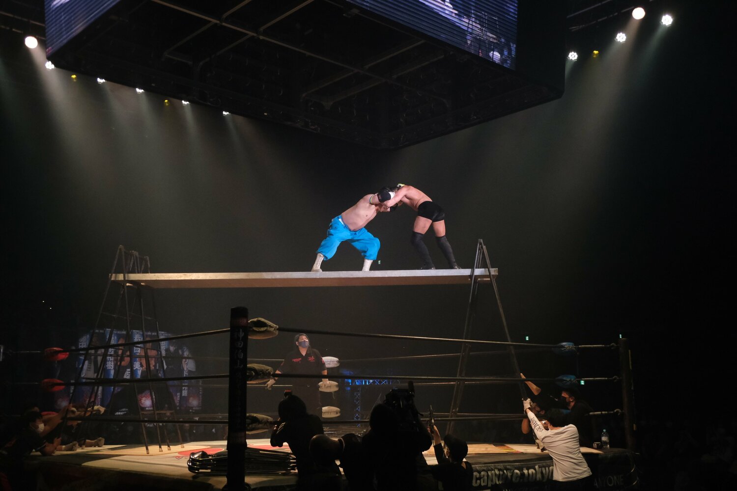 高い足場の上で組み合う宮本とドリュー(クリックすると「この記事の写真」にとびます。流血等の過激な写真を含みますのでご注意ください) ©Norihiro Hashimoto