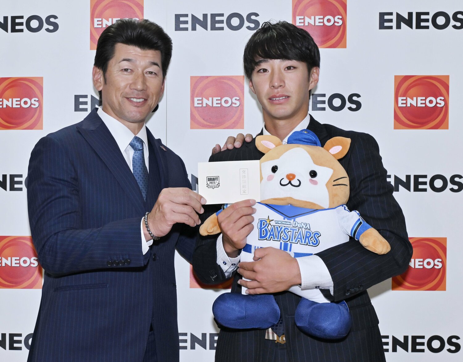 ドラフト当日、度会のもとを訪れた三浦監督。裏では、「バウアー残留」がトレンド入り　©JIJI PRESS