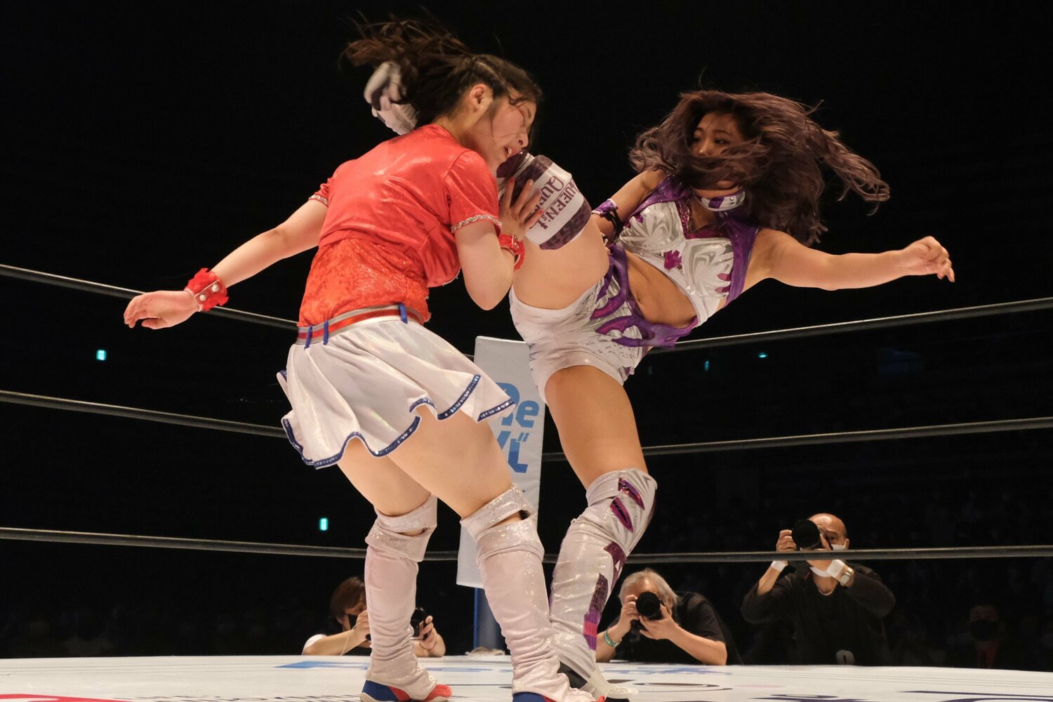 カウンターでハイキックを決めるAZM。この日もオールラウンダーの本領を発揮した