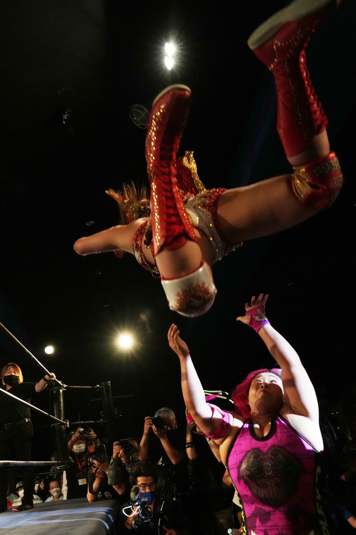 コーナーからプランチャ・スイシーダを放つSareee