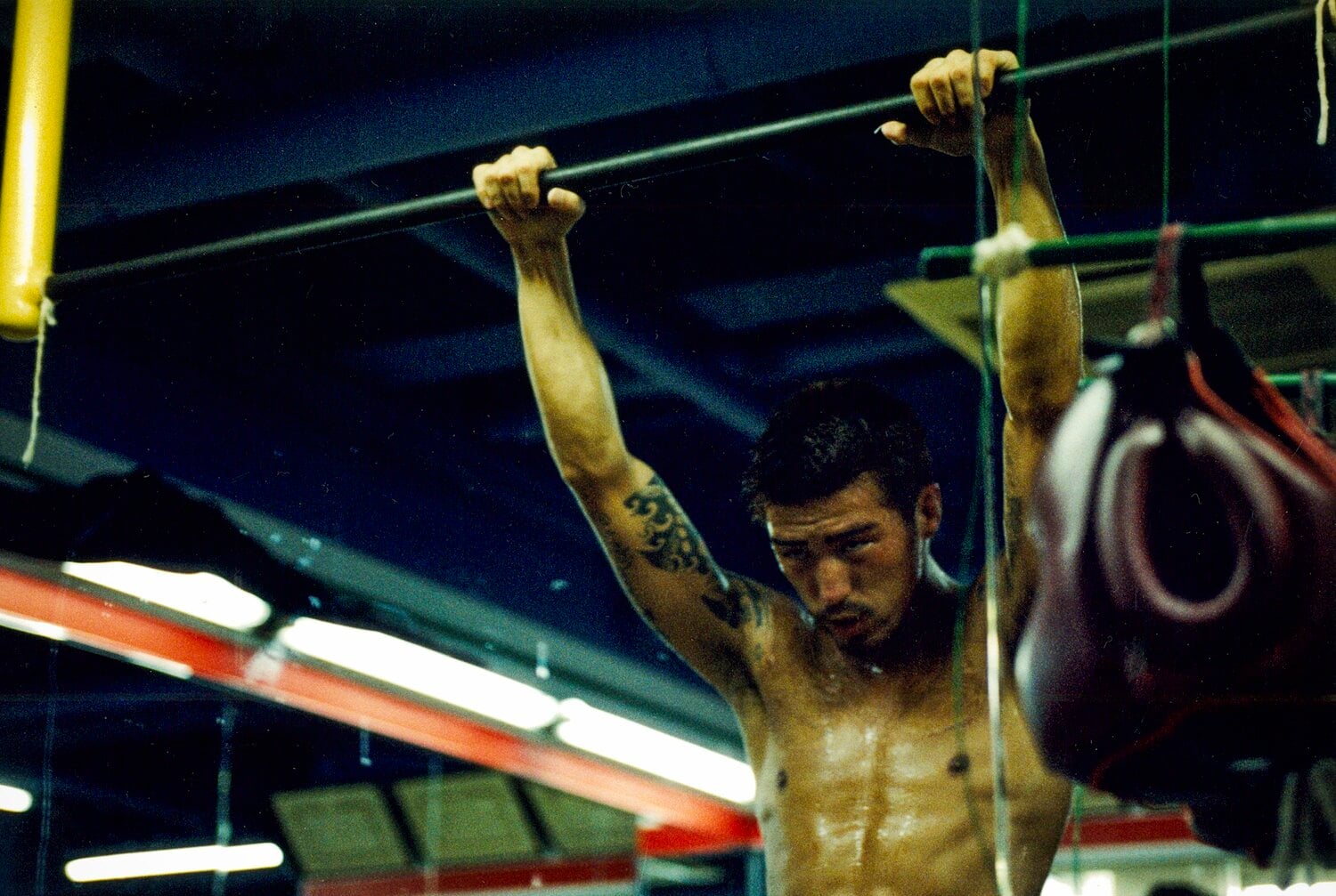 ボクシングで人生を変えた宏成は、記胤にグローブをわたした　©︎Kenji Hayashi