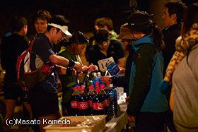 ランナーは用意されたドリンクなどを補給していく。意外にもコーラが人気。