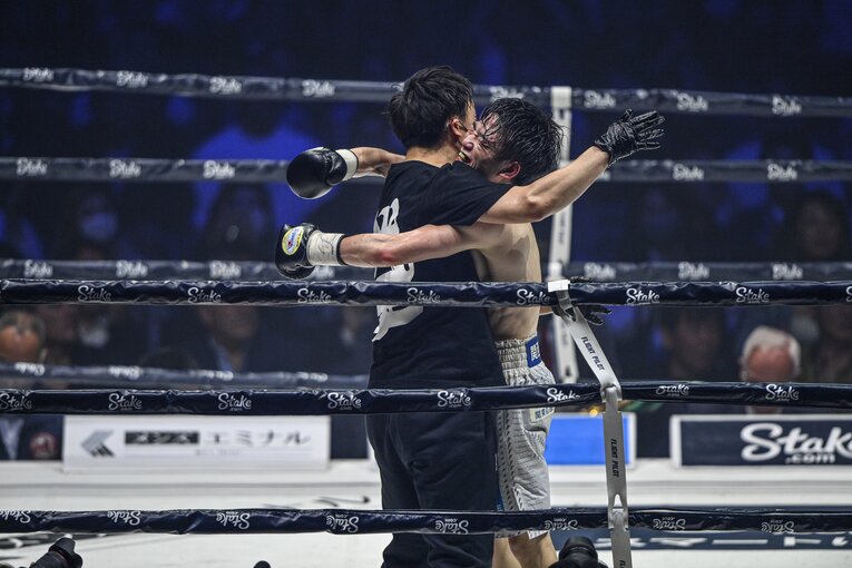 加藤健太トレーナーと抱き合う寺地拳四朗　©Takuya Sugiyama