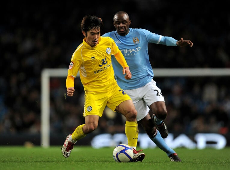 FA杯でマンCのビエイラとマッチアップする阿部　©Getty Images