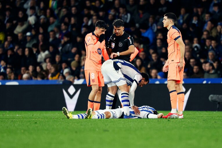 久保建英ケガの瞬間…じつは“バルサ選手もガク然”「9日間で3戦300分超→中4日スタメン」「昨日タケ、残念だったな」撮影カメラマンが見た全事実(15)