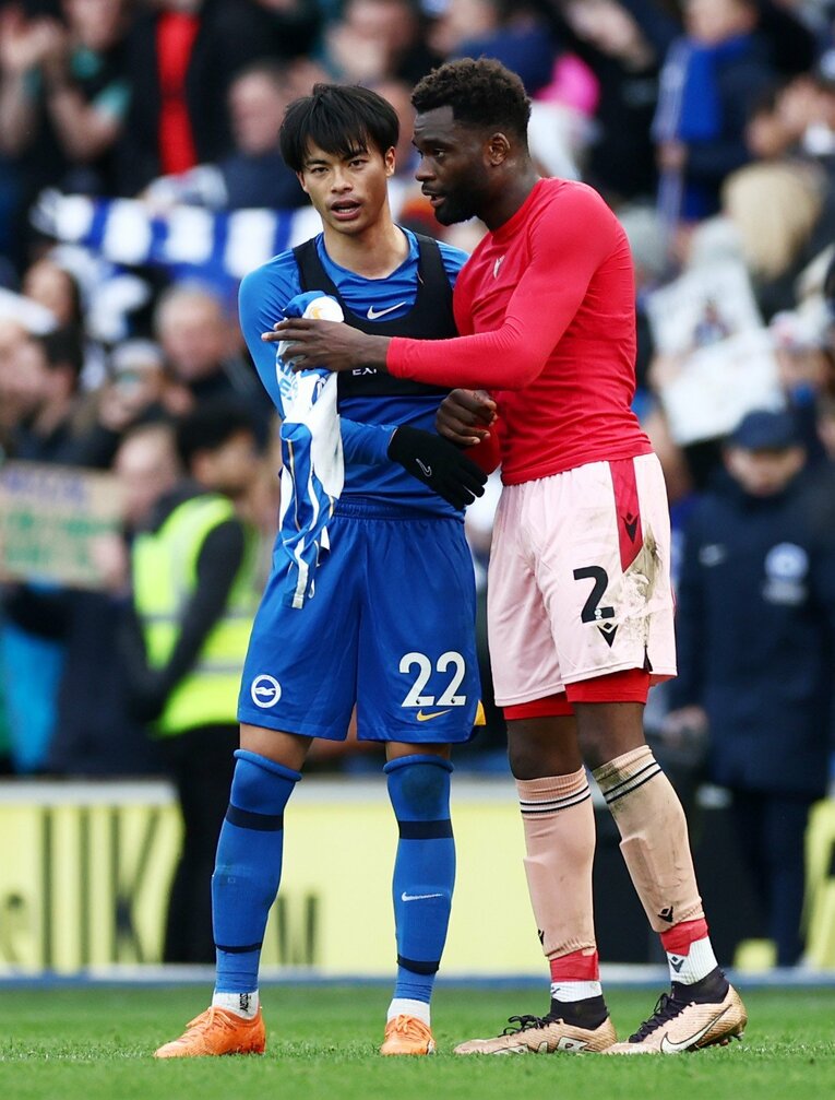 試合後に真っ先に三笘にユニフォーム交換をお願いしていた（2／2枚）　©AFLO