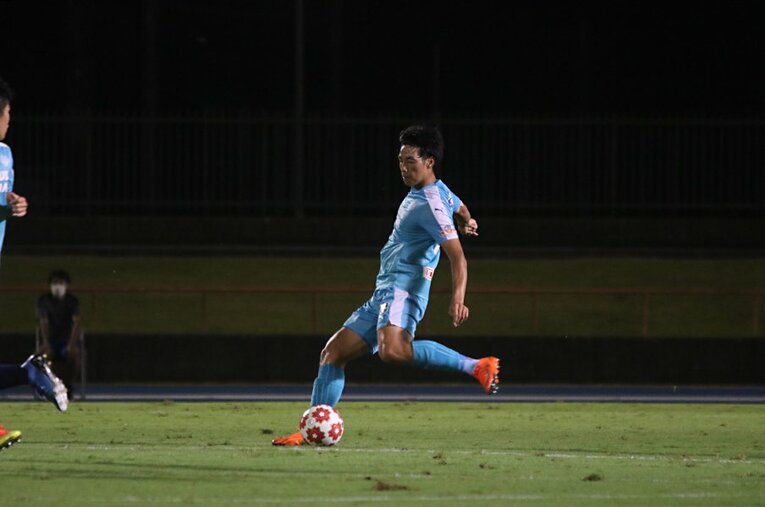 最終ラインから放たれる左足のフィードは攻撃の起点にもなる ／ photograph by Takahito Ando